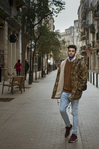 Sokakta yürüyen yakışıklı genç adam.