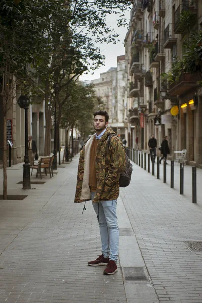 Sokakta yürüyen yakışıklı genç adam.