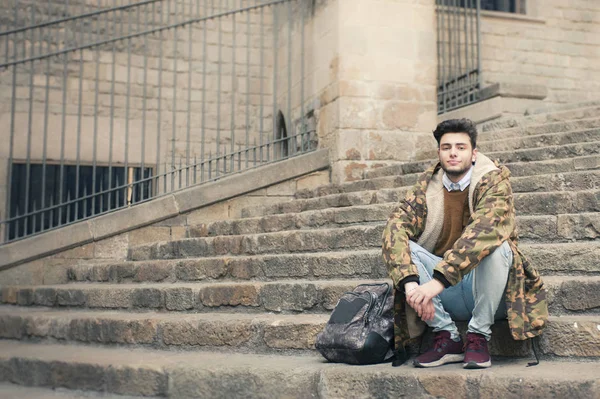 yakışıklı genç sittion bir merdiven Street üzerinde