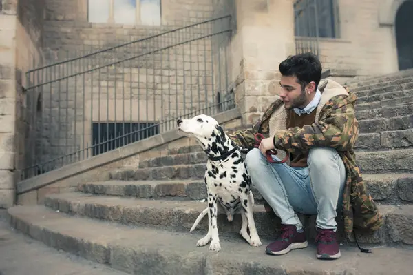 Sokakta yürüyen yakışıklı genç adam.