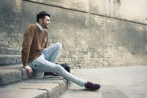 yakışıklı genç sittion bir merdiven Street üzerinde