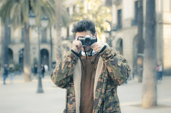 Pohledný Mladý Muž Focení Ulici — Stock fotografie