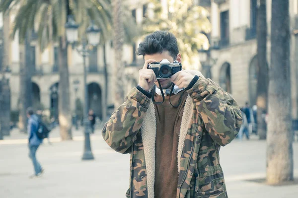 Sokağın fotoğraf çekmek yakışıklı genç