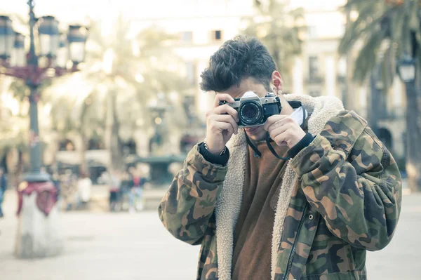 Sokağın fotoğraf çekmek yakışıklı genç