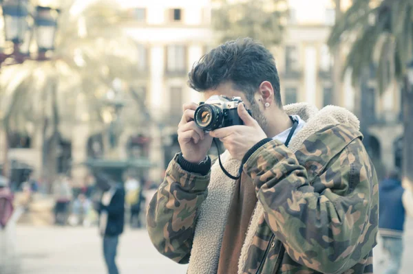 Sokağın fotoğraf çekmek yakışıklı genç