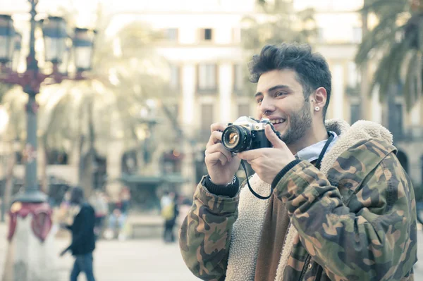 Sokağın fotoğraf çekmek yakışıklı genç