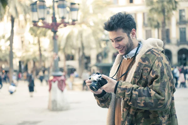 Sokağın fotoğraf çekmek yakışıklı genç