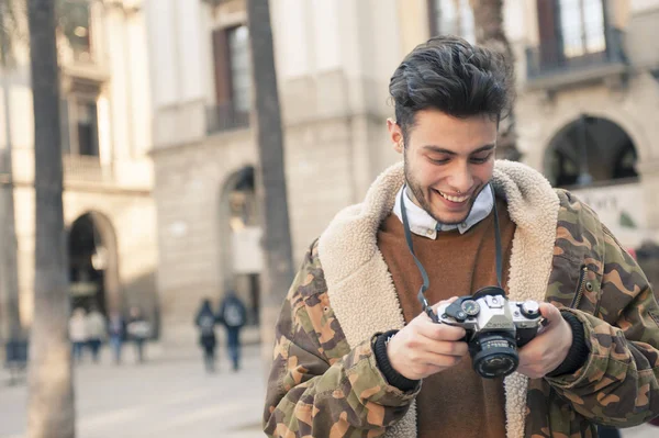 Sokağın fotoğraf çekmek yakışıklı genç