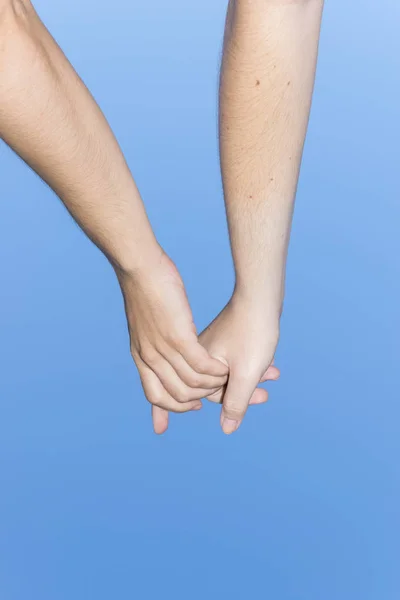 Close Jovens Mãos Dadas Sobre Céu Azul Claro — Fotografia de Stock