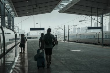 Çin'deki modern tren istasyonunda gündüz görünümünü