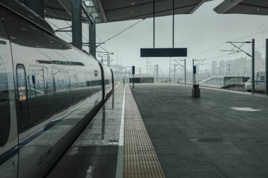 Çin'deki modern tren istasyonunda gündüz görünümünü