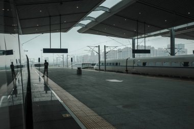 Çin'deki modern tren istasyonunda gündüz görünümünü