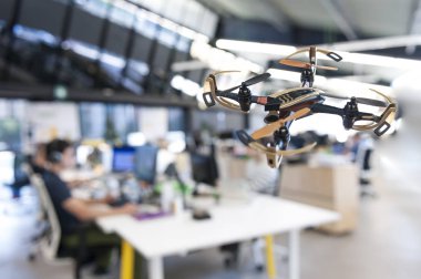 bulanıklık arka plan ile ön planda dron