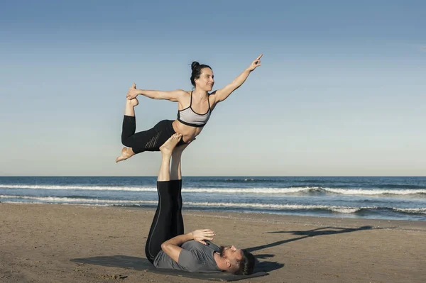 Молода пара практикує вправи акройоги — стокове фото