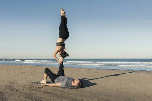 Giovane coppia pratica esercizio di acroyoga — Foto Stock