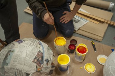 Bricolage yapan adamın yakın çekim 