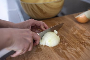 elleri keskin bıçak tutarak ve doğrama 