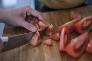 elleri keskin bıçak tutarak ve doğrama 