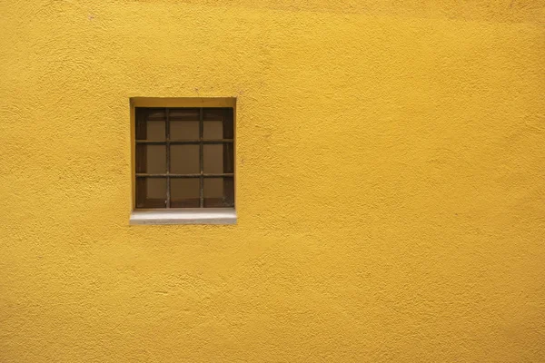 在黄色的墙上的窗口 — 图库照片