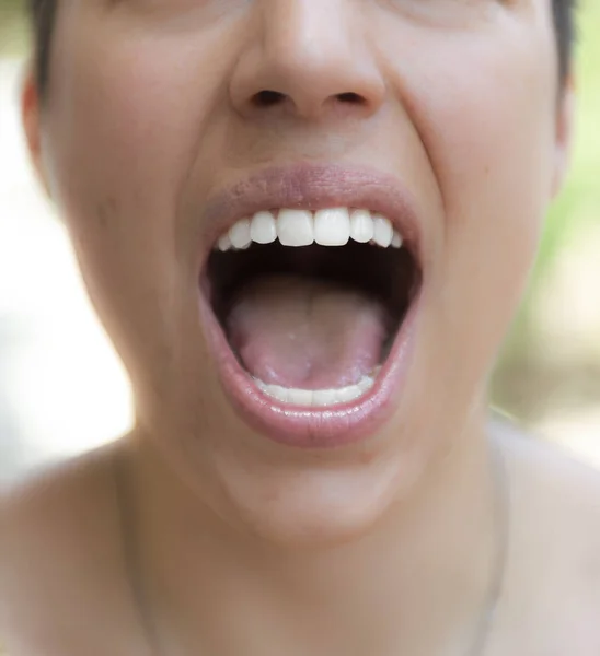Bliski Widok Kobiety Szeroko Otwartą Usta Zdjęcie Stockowe