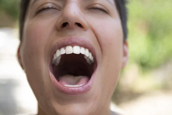 Bliski Widok Kobiety Szeroko Otwartą Usta Obrazy Stockowe bez tantiem
