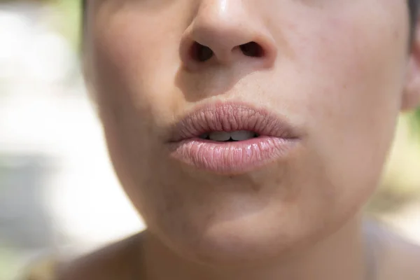Zamknij Widok Kobiety Wysyłając Pocałunek Powietrza Obrazek Stockowy
