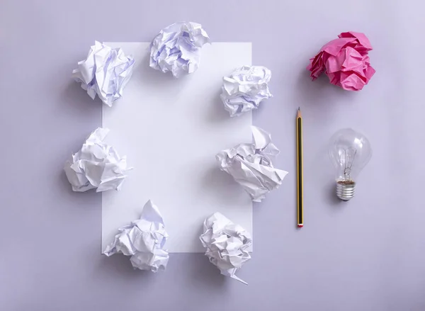 Kertas putih dengan pensil, limbah-salah satu warna yang berbeda — Stok Foto