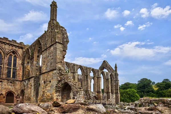 Средневековые Руины Аббатства Болтон Северный Йоркшир Великобритания — стоковое фото