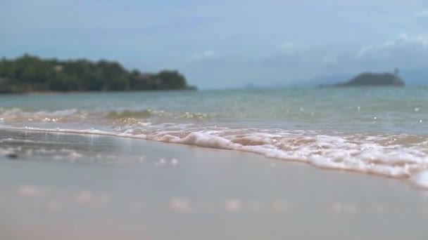 在热带岛屿泰国 Koh Phangan 上的海滩上的海浪 — 图库视频影像