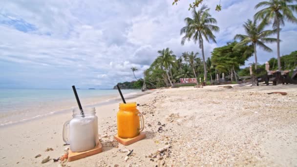 Batidos Frutas Están Arena Playa Con Palmeras Alimento Saludable — Vídeo de stock