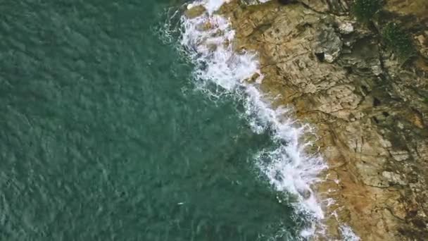 熱帯の島に飛んでいます 大きな波は 岩の多い海岸を中断します スプラッシュ形状を形成 — ストック動画