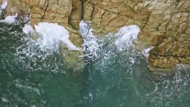 survolant une île tropicale. de grosses vagues se brisent sur le rivage rocheux. Formant la forme d'éclaboussure 