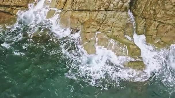 Sorvolando Isola Tropicale Grandi Onde Infrangono Sulla Riva Rocciosa Formare — Video Stock