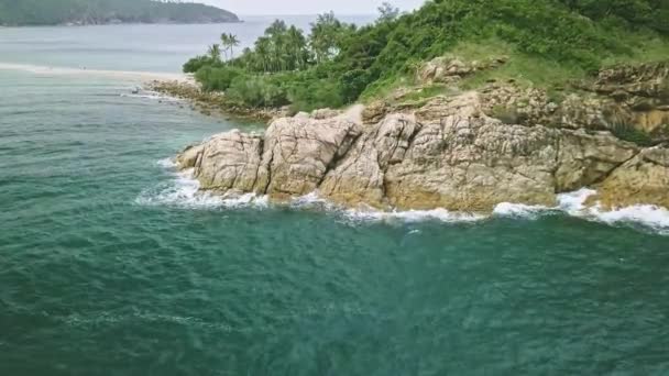 Sorvolando Isola Tropicale Grandi Onde Infrangono Sulla Riva Rocciosa Formare — Video Stock