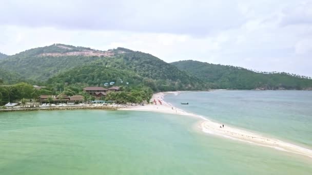 Imagens Aéreas Pessoas Caminham Longo Praia Barco Ancorado Praia — Vídeo de Stock