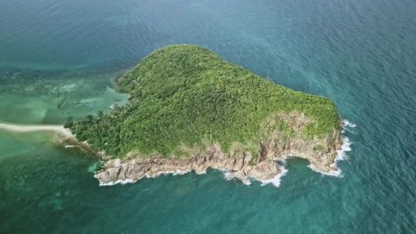 空気からのパノラマ ビュー 海に囲まれた熱帯のジャングルの小さな岩の島 — ストック動画