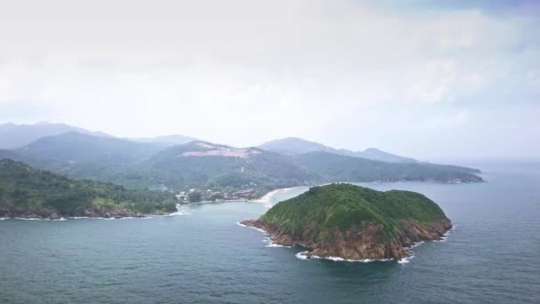 Панорамный Вид Воздуха Небольшой Скалистый Остров Тропическими Джунглями Окруженный Морем — стоковое видео