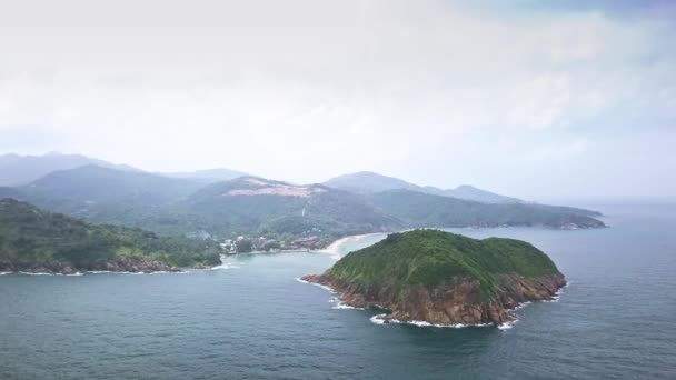 Vue Panoramique Air Une Petite Île Rocheuse Avec Jungle Tropicale — Video