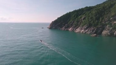 uçan bir tropik ada üzerinde. tekne yelken adanın kıyılarında açık denizde balık tutma