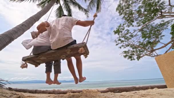 Młoda Para Kołysanie Huśtawce Tropikalnej Plaży Para Zakochanych Huśtawce Plaży — Wideo stockowe