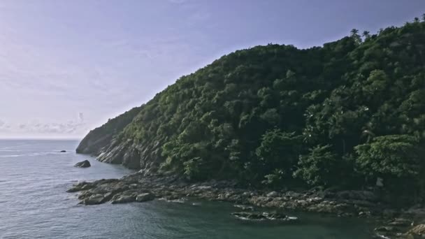 Volando Sobre Selva Sudeste Asiático Costa Rocosa Una Isla Tropical — Vídeos de Stock