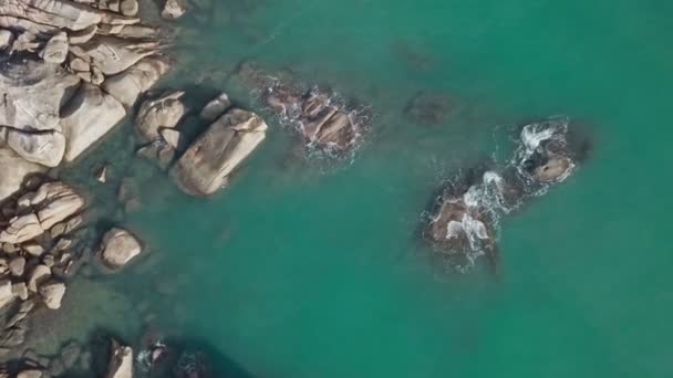 Fliegen Über Eine Tropische Insel Über Die Felsige Küste — Stockvideo