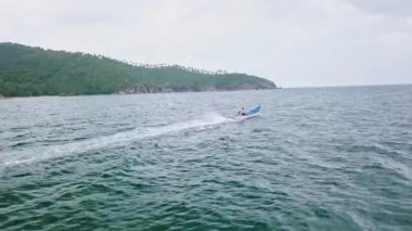 panoramik hava. balıkçı teknesi Güneydoğu Asya'da denize yelken