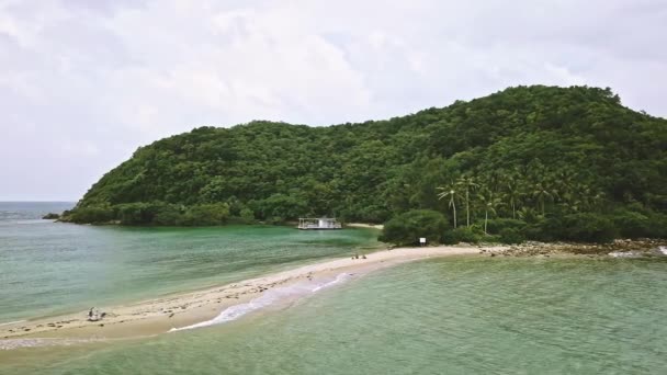 vue panoramique de l'air. les gens s'assoient au bord de la mer sur la flèche sablonneuse d'une île tropicale 