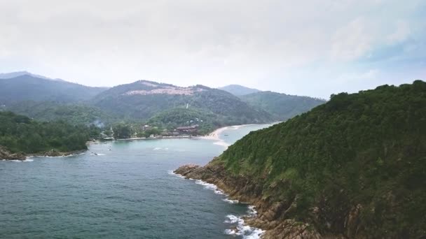 Vista Panorámica Desde Aire Una Pequeña Isla Rocosa Con Selva — Vídeos de Stock