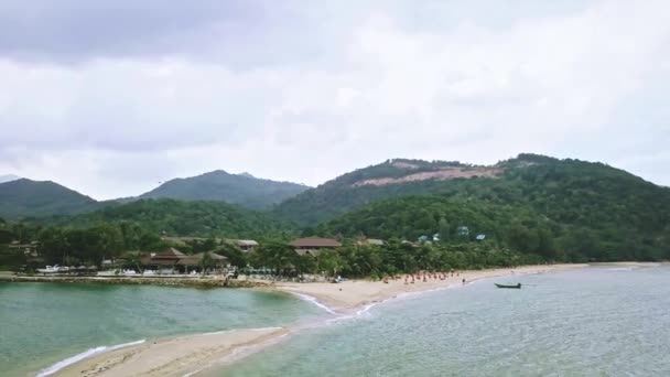 Аерофотознімки Люди Ходять Піщаним Пляжем Човен Причалив Пляжі — стокове відео
