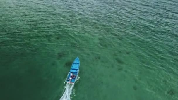 Panoramiczny Widok Powietrza Połów Łódka Płynie Morza Azji Południowo Wschodniej — Wideo stockowe