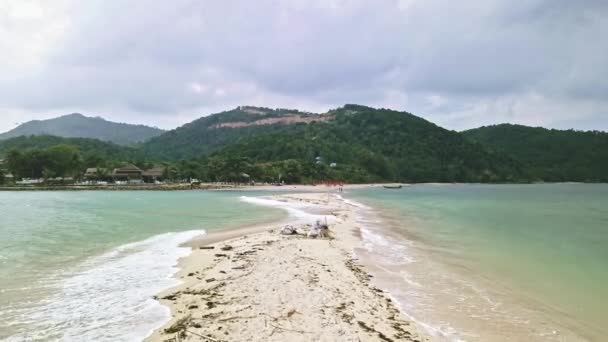 Luftaufnahmen Menschen Gehen Sandstrand Entlang Umweltverschmutzung — Stockvideo