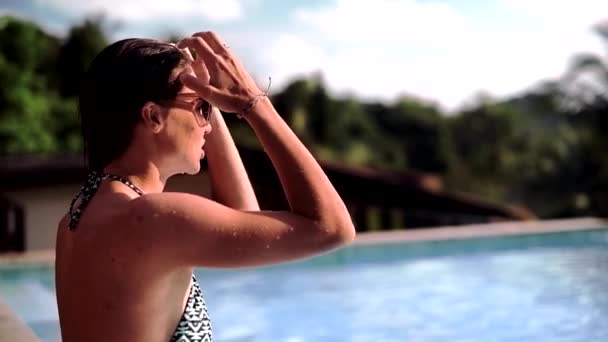 Havuzun Kenarında Kadın Mesafe Içine Görünüyor — Stok video
