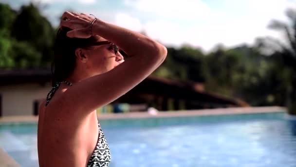 Mujer Borde Piscina Mira Distancia — Vídeo de stock